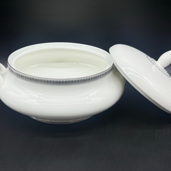 Royal Doulton Ravenswood Covered Serving Bowl England Bone China - Picture 3 of 6